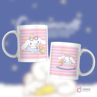 Taza blanca con diseño de Cinnamoroll en la playa con gafas de sol, flotador, helado y pelota, sobre rayas rosas y corazones azules.