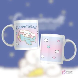 Taza blanca con diseño de Cinnamoroll pilotando un avión celeste, sobre fondo degradado pastel con nubes y pequeños corazones.