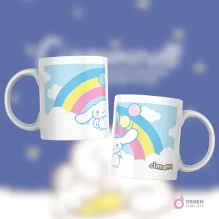 Taza blanca con diseño de Cinnamoroll volando, un arcoíris, nubes y globos de colores sobre un fondo de cielo azul claro.