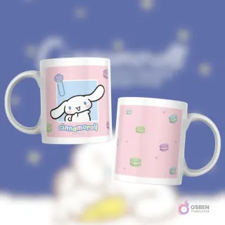Taza blanca con diseño de Cinnamoroll asomándose desde un marco rosa, rodeado de coloridos macarons pastel flotantes.
