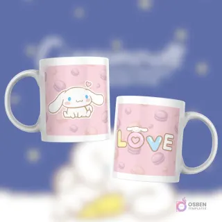 Taza blanca con diseño de Cinnamoroll sentado, corazones rosados, y la palabra 'LOVE' decorada con Cinnamoroll y macarons en fondo rosa.