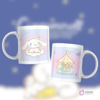 Taza blanca con diseño de Cinnamoroll sentado en una nube, estrellas, y un carrusel de Sanrio en un fondo degradado rosa y azul.
