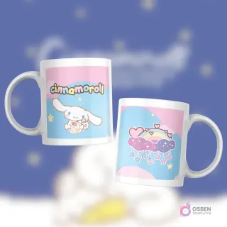 Taza blanca con diseño de Cinnamoroll comiendo un dulce y un marco, junto a nubes de lluvia, corazones y estrellas colgantes en fondo rosa y azul.