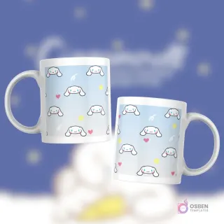 Taza blanca con patrón repetitivo de cabezas de Cinnamoroll, pequeños corazones rojos y estrellas amarillas sobre fondo azul claro.