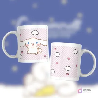 Taza blanca con diseño de Cinnamoroll saludando y saltando, sobre un fondo de cuadros vichy rosas y nubes con pequeños corazones.