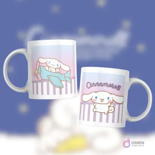 Taza blanca con diseño de Cinnamoroll pilotando un avión, sobre un fondo degradado rosa y azul con patrón de rayas verticales.