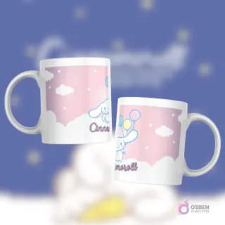 Taza blanca con diseño de Cinnamoroll volando con globos sobre nubes blancas en un fondo rosa pastel con pequeñas estrellas.