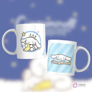 Taza blanca con diseño de Cinnamoroll con corona, luna y estrellas, en un círculo azul, sobre fondo de rayas diagonales azules.