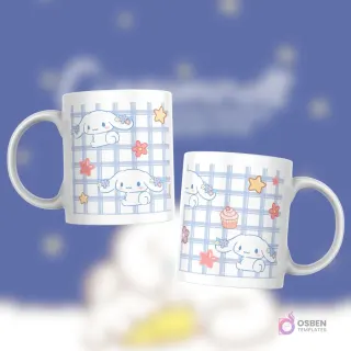 Taza blanca con patrón de Cinnamoroll, flores y estrellas en un fondo de cuadros azules y blancos, con cupcakes decorativos.