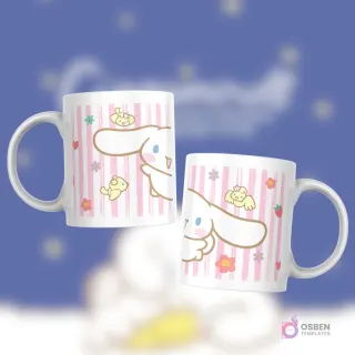 Taza blanca con diseño de Cinnamoroll de cerca, con un amigo volador, flores y fresas, sobre un fondo de rayas rosas y blancas.