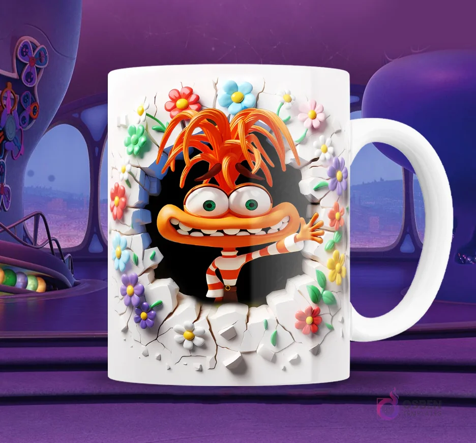 Taza blanca sublimada con personaje de Ansiedad de Intensamente 2 en efecto 3D rompiendo una pared, rodeado de flores de colores vibrantes
