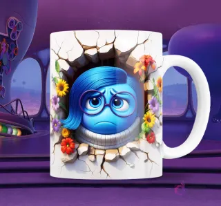 Taza blanca sublimada con personaje de Tristeza de Intensamente 2 en efecto 3D, cabizbaja y asomándose de una pared rota rodeada de flores