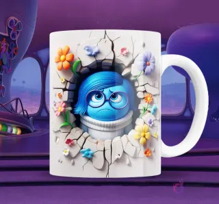 Taza blanca sublimada con personaje de Tristeza de Intensamente 2 en efecto 3D, muy decaída y metida en una pared rota con delicadas flores alrededor