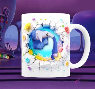 Taza blanca sublimada con personaje de Ennui (Aburrimiento) de Intensamente 2 en efecto 3D, recostada y con gesto de desinterés, emergiendo de una pared con flores