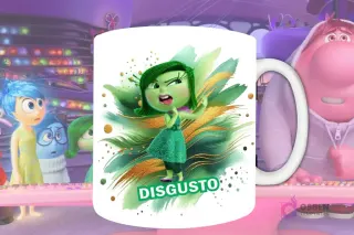 Plantilla de sublimación para taza con Disgusto de Intensamente 2, diseño PNG verde con expresión de asco y fondo artístico verde y dorado.