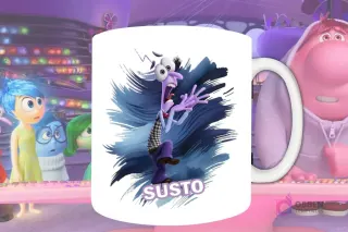 Plantilla de sublimación para taza con Susto (Temor) de Intensamente 2, diseño PNG morado con expresión de pánico y fondo artístico azul y morado.