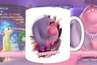 Plantilla de sublimación para taza con Vergüenza de Intensamente 2, diseño PNG del personaje rosado encorvado con sudadera y fondo artístico rosa.