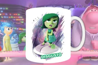 Plantilla de sublimación para taza con Disgusto de Intensamente 2, diseño PNG verde cruzada de brazos con expresión de desaprobación y fondo artístico púrpura brillante.