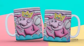 Taza 3D con diseño de Peppa Pig vestida de princesa con corona y varita mágica, sobre fondo de rayas y olas