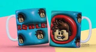 Taza 3D con diseño de un personaje de Roblox con cabello castaño, auriculares y logo de Roblox en fondo azul