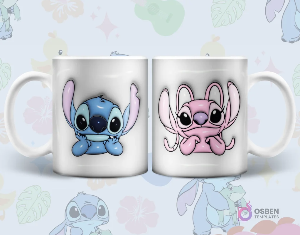 Par de tazas sublimadas con diseños 3D inflados de Stitch y Angel sentados, con manos bajo la barbilla, sobre fondo blanco y azul claro con detalles de plantas.