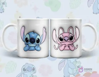 Par de tazas sublimadas con diseños 3D inflados de Stitch y Angel sentados, con manos bajo la barbilla, sobre fondo blanco y azul claro con detalles de plantas.