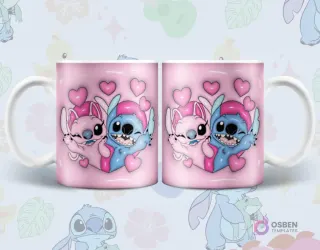 Par de tazas sublimadas con diseños 3D inflados de Stitch y Angel de espaldas, rodeados de corazones flotantes sobre fondo rosa degradado con detalles de hojas.