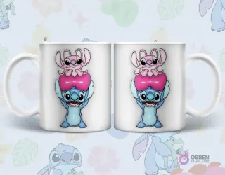 Par de tazas sublimadas con diseño 3D inflado de Angel sentada sobre un corazón rojo, que a su vez está sobre Stitch, sobre fondo blanco y azul claro con detalles florales.