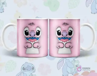 Par de tazas sublimadas con primer plano del rostro 3D inflado de Angel, sonriendo ampliamente y mostrando sus dientes, sobre fondo rosa claro con motivos de Lilo y Stitch.
