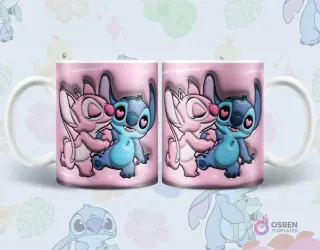 Par de tazas sublimadas con diseños 3D inflados de Stitch y Angel dándose un beso de nariz, rodeados de corazones sobre fondo rosa claro con motivos tropicales.