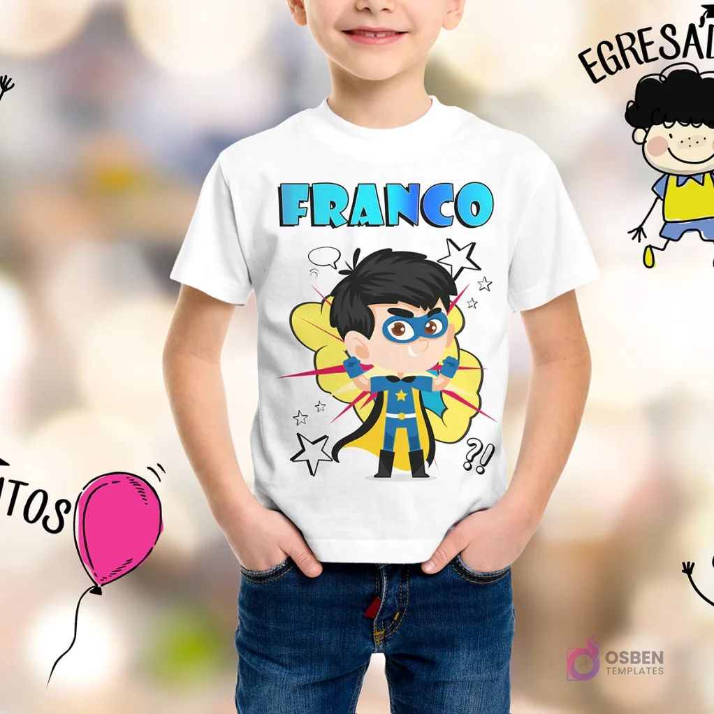 Niño sonriendo con camiseta blanca personalizada con el nombre 'FRANCO' y un superhéroe infantil de traje azul y amarillo