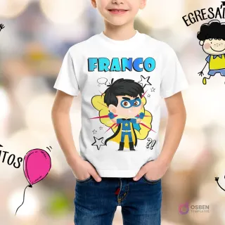 Niño sonriendo con camiseta blanca personalizada con el nombre 'FRANCO' y un superhéroe infantil de traje azul y amarillo