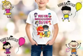 Niño sonriendo con camiseta blanca personalizada con la frase 'SUPER EGRESADITOS 2019' y dos superhéroes infantiles, uno niño y una niña