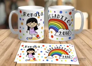 Dos tazas blancas de cerámica y una impresión con un diseño de niña animada 'Renata' y 'Egresaditos 2018' con un arcoíris colorido