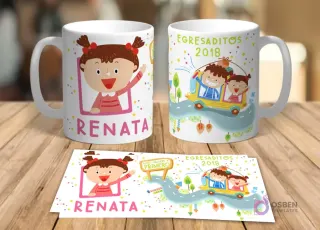 Dos tazas blancas de cerámica y una impresión con un diseño de niña animada 'Renata' y niños viajando en un bus escolar 'Egresaditos 2018'