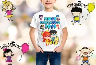 Niño sonriendo con camiseta blanca personalizada con la frase 'SUPER EGRESADITOS 2019' y dos superhéroes infantiles, uno niño y una niña