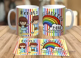 Dos tazas blancas de cerámica y una impresión con diseños de niña 'Renata' y niño con un arcoíris sobre fondo de rayas de colores para 'Egresaditos 2018'