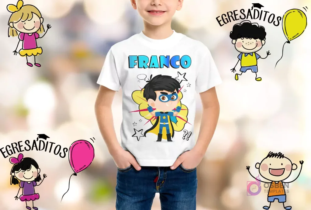 Niño sonriendo con camiseta blanca personalizada con el nombre 'FRANCO' y un superhéroe infantil de traje azul y amarillo