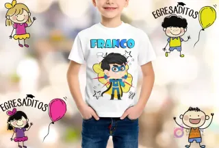 Niño sonriendo con camiseta blanca personalizada con el nombre 'FRANCO' y un superhéroe infantil de traje azul y amarillo