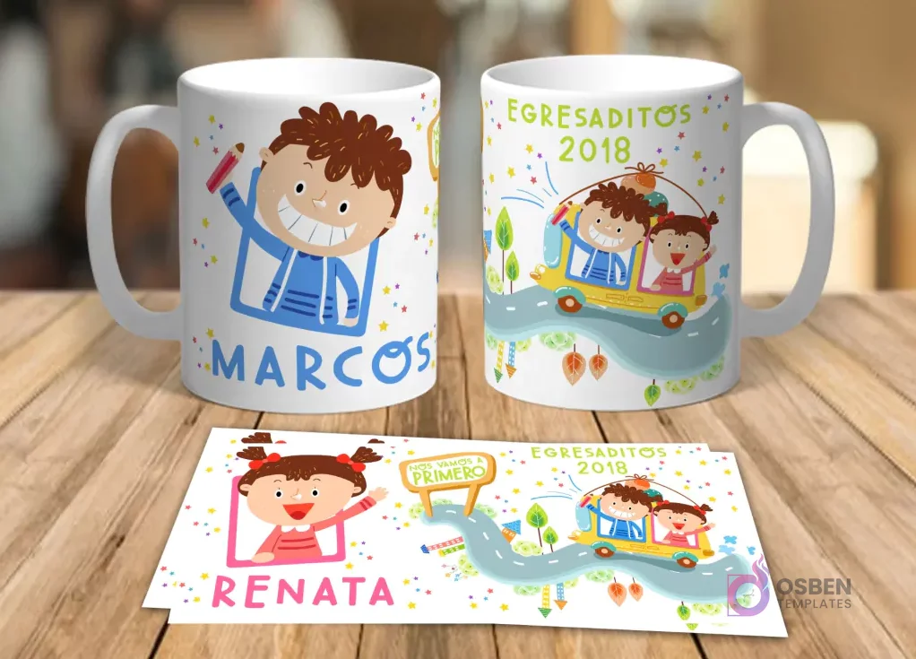 Dos tazas blancas de cerámica y una impresión con diseño de niño animado 'Marcos' y niños en un bus escolar 'Egresaditos 2018'