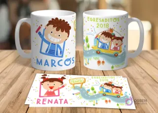 Dos tazas blancas de cerámica y una impresión con diseño de niño animado 'Marcos' y niños en un bus escolar 'Egresaditos 2018'