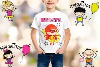 Niño sonriendo con camiseta blanca personalizada con el nombre 'RENATA' y una superheroína infantil de traje rojo y amarillo