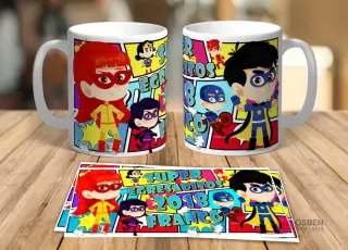 Dos tazas blancas de cerámica y una impresión con diseños de tres superhéroes infantiles (rojo, morado, azul) y 'Super Egresaditos 2018 Franco'