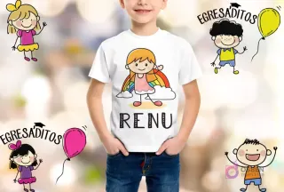 Niño sonriendo con camiseta blanca personalizada con el nombre 'RENU' y una niña animada con un vestido rosa y un arcoíris