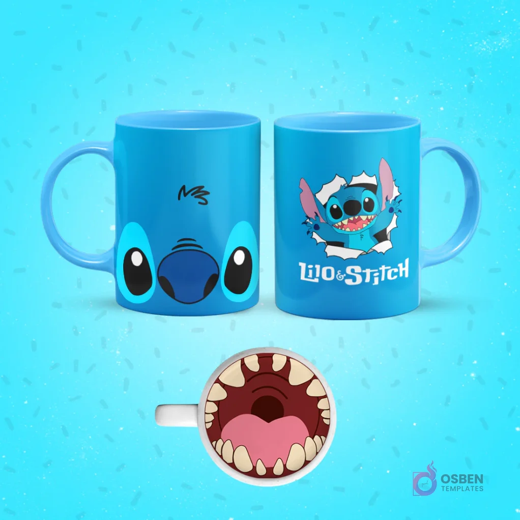 Mockup de taza de sublimación azul con diseño de Stitch de Lilo & Stitch. Un lado muestra el rostro de Stitch, el otro su nombre y él rasgando la taza. El fondo de la taza revela la boca abierta de Stitch.
