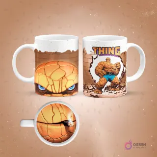 Mockup de taza de sublimación blanca con diseño de The Thing de Marvel. Un lado muestra el rostro de La Cosa con ojos azules, el otro lado lo muestra de cuerpo entero. El fondo de la taza revela el rostro rocoso de La Cosa con un cigarro en la boca.