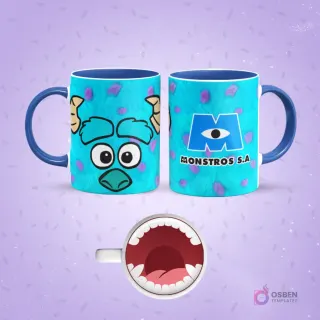 Mockup de taza de sublimación azul con interior y asa azul oscuro, con diseño de Sulley de Monstruos S.A. Un lado muestra su rostro peludo, el otro el logo de Monstruos S.A. El fondo de la taza revela una boca abierta con dientes blancos.