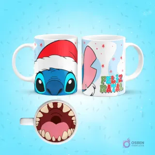 Mockup de taza de sublimación blanca con asa azul, con diseño de Stitch navideño. Un lado muestra a Stitch con un gorro de Papá Noel, el otro a Stitch deseando 'Feliz Natal'. El fondo de la taza revela la boca abierta y rosada de Stitch.
