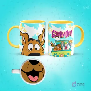 Mockup de taza de sublimación blanca con interior y asa amarilla, con diseño de Scooby-Doo. Un lado muestra la cabeza de Scooby, el otro a la pandilla en la Máquina del Misterio con el logo 'Scooby-Doo!'. El fondo de la taza revela la nariz y boca sonriente de Scooby.