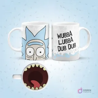 Mockup de taza de sublimación blanca con diseño de Rick Sanchez de Rick y Morty. Un lado muestra su rostro, el otro la frase 'WUBBA LUBBA DUB DUB'. El fondo de la taza revela una boca abierta con dientes y lengua.